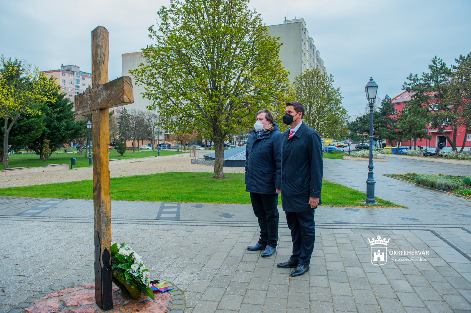 Néma főhajtással tisztelegtek kedden délelőtt a katyńi vérengzés áldozatainak emléke előtt